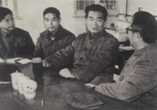 1980年，校长杨承宗(右一)...